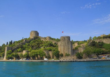 Rumeli Hisari Boğazkesen Kalesi, İstanbul'da bulunan bir ortaçağ kalesidir.,