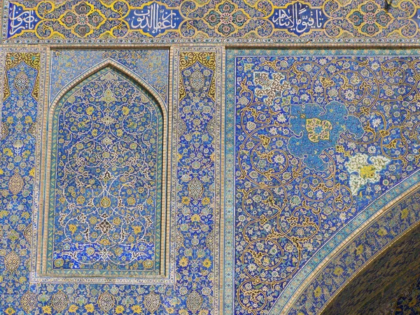 Cerámica tradicional iraní azulejo de pared artística con un ornamento — Foto de Stock