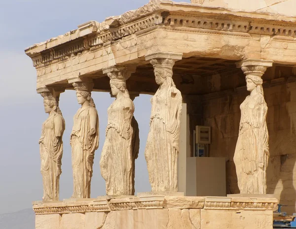 Figure del portico cariatide dell'Eretteo sull'Acropoli ad Atene . — Foto Stock