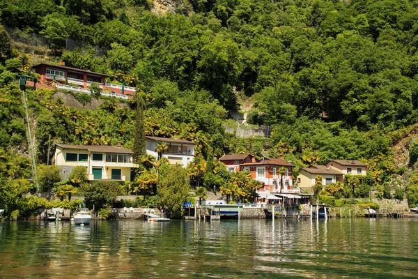 Προκυμαία χωριό θέα στη Λίμνη Λουγκάνο. Ελβετία — Φωτογραφία Αρχείου