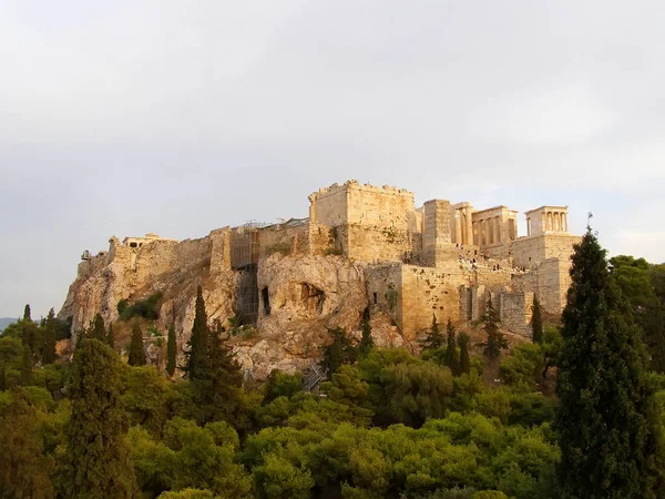 Vista sull'Acropoli di Atene in cima al centro storico in estate — Foto Stock