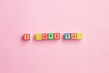 Seni seviyorum Mesaj ahşap bloklar yazıldığından. ilişkiler, romantizm, aşk ve Sevgililer günü için kayıt,