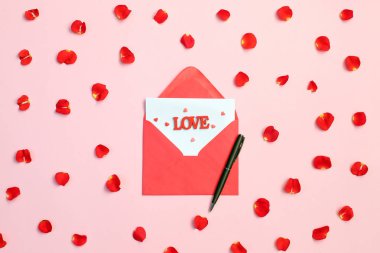Zarf yaprakları ve kırmızı kalpler, pembe arka plan yükseldi. Saint Valentine's Day