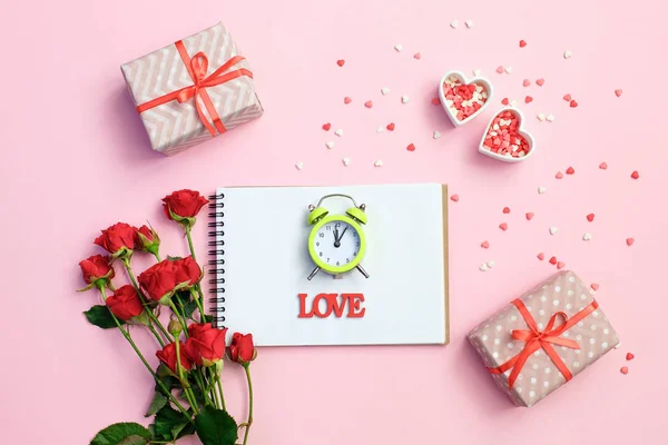 Carnet Avec Coffret Cadeau Fleurs Cœurs Sur Fond Rose Fond — Photo