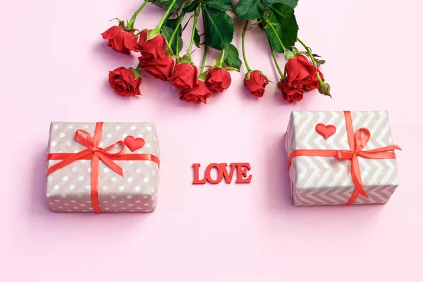 Aftelkalender voor Valentijnsdag achtergrond. Luxe-geschenketui, rode harten en Valentine dag kaart met kopie ruimte op roze achtergrond. — Stockfoto