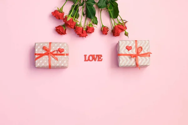 Contexte de la Saint-Valentin. Coffret cadeau, coeurs rouges et carte Saint Valentin avec espace de copie sur fond rose . — Photo