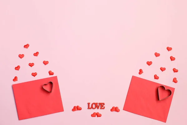 Kuvert och röda hjärtan på rosa bakgrund. Kärlek-konceptet. Saint alla hjärtans dag — Stockfoto