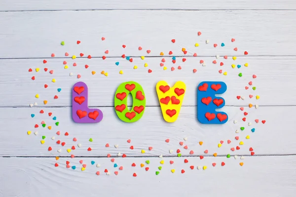 Wort Liebe auf Holzgrund Nahaufnahme. Konzept für den Valentinstag. — Stockfoto