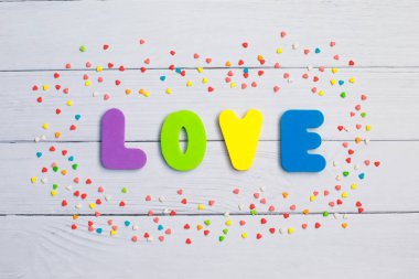 Ahşap arka plan üzerinde kelime aşk. Sevgiliye arka plan için kavram.