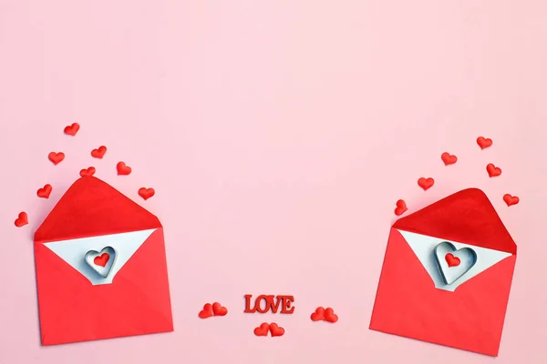 Enveloppe et coeurs rouges sur fond rose. Concept d'amour. Saint Valentin — Photo