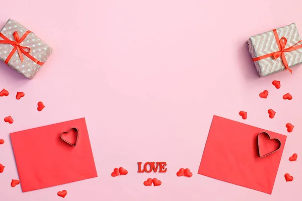 Enveloppe, boîtes gif et coeurs rouges sur fond rose. Concept d'amour. Saint Valentin — Photo