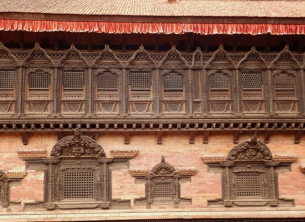 Traditionele bewerkte houten venster. Nepal reizen, knutselen — Stockfoto