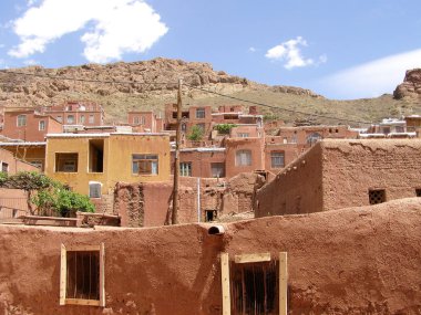 Parlak kırmızı-aşı boyası satırı evler, dağ köyü ve eski günlerinden beri korunmuş,