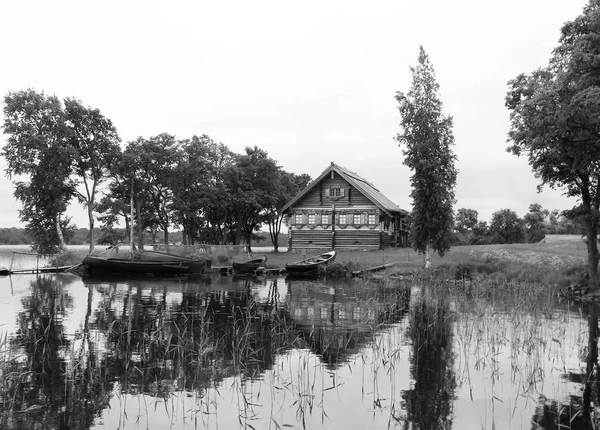 Vieille maison russe près du lac. noir et blanc photo — Photo