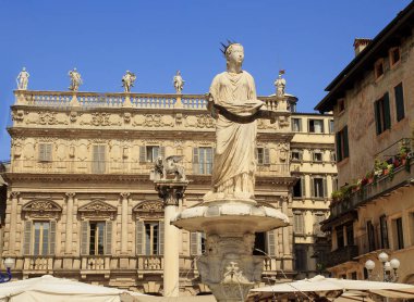 Piazza delle Erbe, Verona en eski kare ve Roma Forumu alan üzerinde yükselir