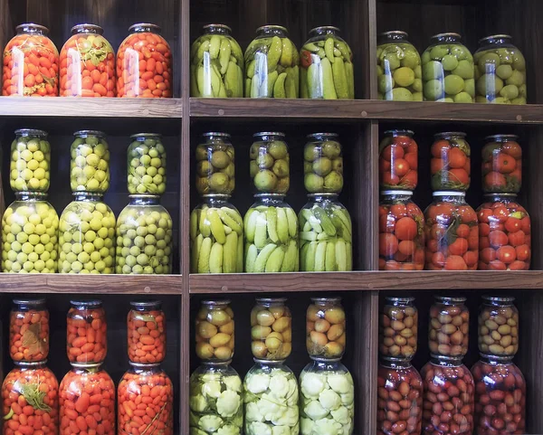 A tartósított élelmiszer fa szekrényben sok üveg. — Stock Fotó