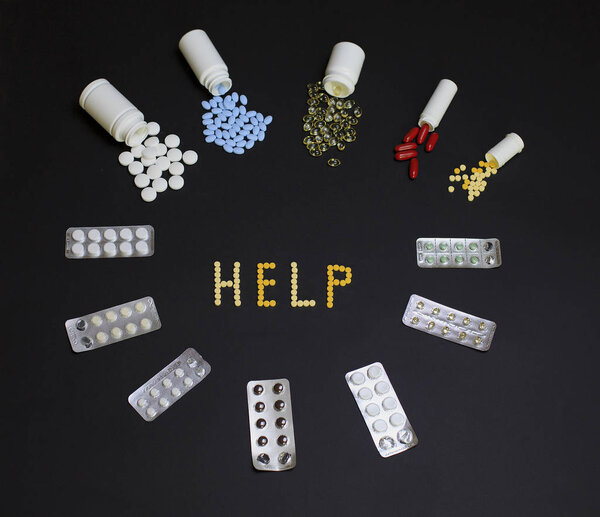 Различные медицинские таблетки, таблетки и капсулы на черном фоне
