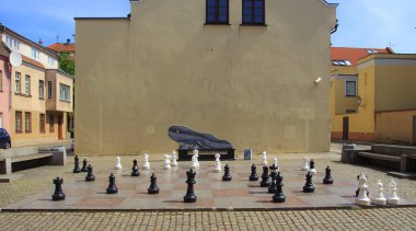 ahşap ev ve çim alanın arka plan üzerinde büyük satranç