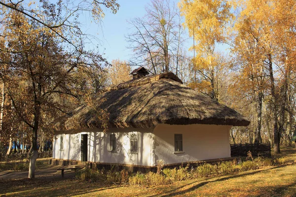 Parc d'automne avec une vieille maison en bois à Pereyaslav , — Photo