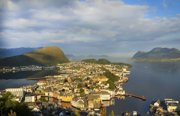 Alesund şehre yaz gün günbatımında görüntüleyin. — Stok fotoğraf