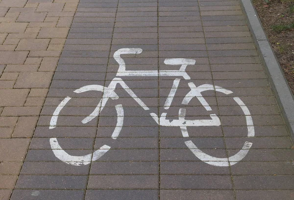 Fahrradschild auf der Straße für Zebrastreifen — Stockfoto