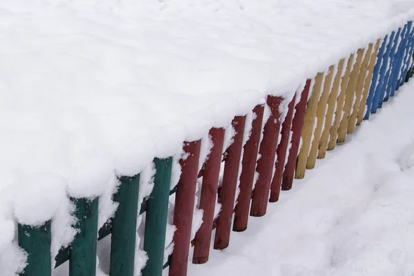 Neve su una recinzione di legno come immagine di sfondo. Recinzione in legno rustico ricoperta di neve — Foto Stock