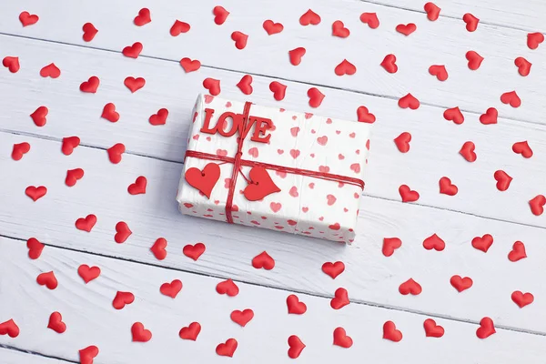 Concept de Saint Valentin avec coeurs et coffret cadeau . — Photo