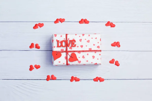 Valentines day concept met harten en geschenk doos. — Stockfoto