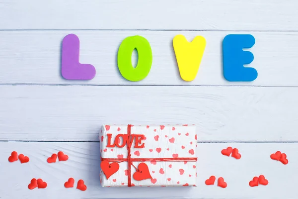 Valentines day concept met harten en geschenk doos. — Stockfoto