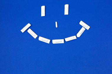 Tıbbi fitil, rektal veya vajinal. Üzerinde mavi arka plan izole. Tıbbi fitil gülümse