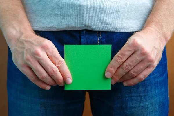 Problèmes urinaires ou prostatiques concept. Homme tient une note autocollante près de l'entrejambe . — Photo