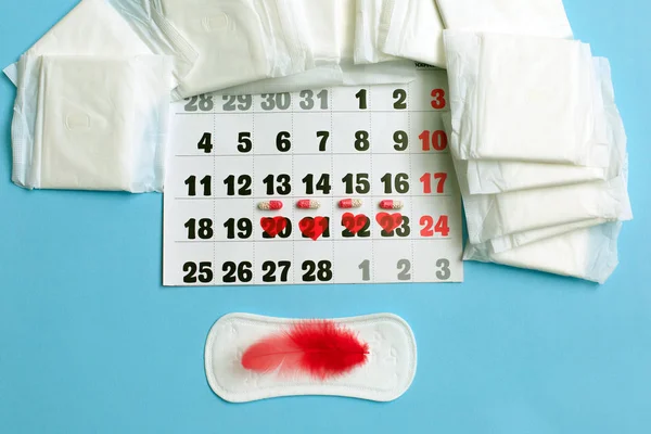 Konsep siklus menstruasi. Kalender menstruasi dengan pembalut sanitasi, pil kontrasepsi , — Stok Foto