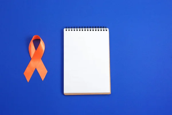 Nastro arancione. Consapevolezza della leucemia. concetto di sanità e medicina. — Foto Stock