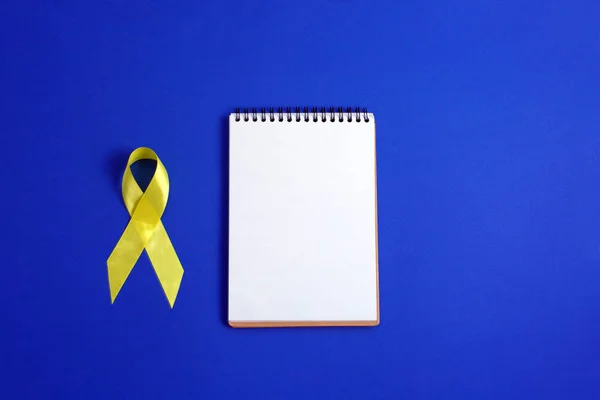 Nastro giallo - simbolo di consapevolezza del cancro della vescica, del fegato e dell'osso. Sostenere il nostro concetto truppe . — Foto Stock