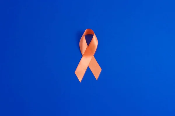 Oranje lint. Leukemie bewustzijn. gezondheidszorg en geneeskundeconcept. — Stockfoto