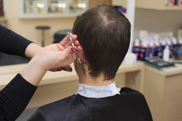 Um homem a cortar o cabelo de um cabeleireiro. Imagem de close-up de barbear uma cabeça de homem — Fotografia de Stock