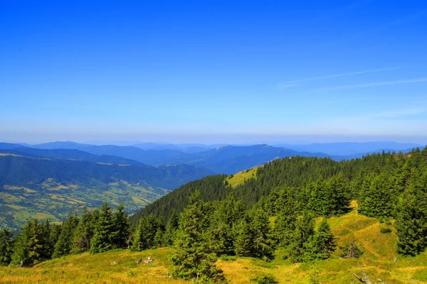 Natureza nas montanhas, belas paisagens, belas paisagens montanhosas, as montanhas dos Cárpatos. — Fotografia de Stock