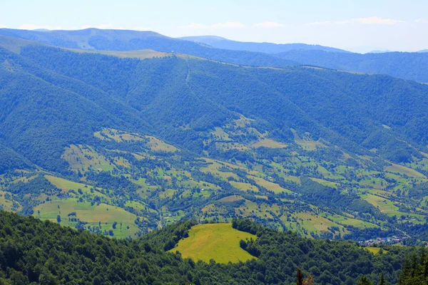 Natur in den Bergen, schöne Landschaft, schöne Berglandschaft, die Karpaten, ein Dorf in den Bergen. — Stockfoto