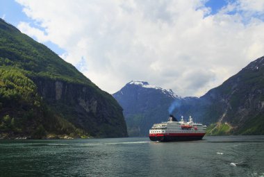 Geiranger Fjord, feribot, dağlar. Doğa Norveç güzellikler