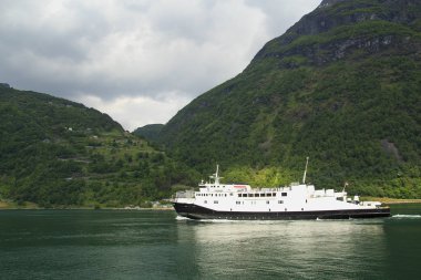Geiranger Fjord, feribot, dağlar. Doğa Norveç güzellikler