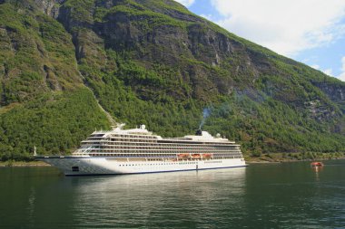 Geiranger Fjord, feribot, dağlar. Doğa Norveç güzellikler