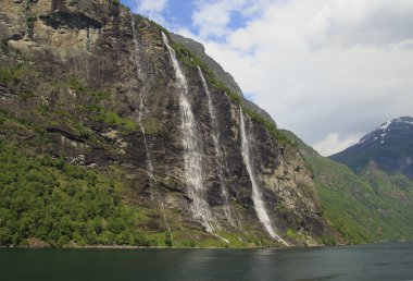 Geiranger Fjord, feribot, dağlar. Doğa Norveç güzellikler