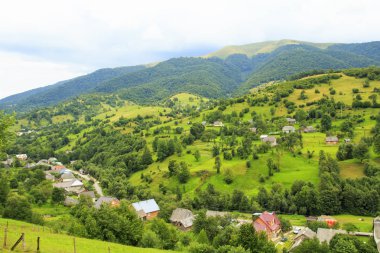 Dağları, güzel manzara, güzel dağ cenery, Karpat Dağları, doğada bir köy dağlarda.