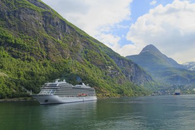 Geiranger Fjord, feribot, dağlar. Doğa Norveç güzellikler