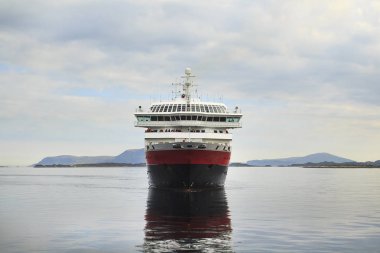 Cruise gemi Norveç fiyordu girme. Scandinavia