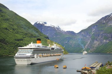 Cruise gemi, Cruise gömlekleri Geiranger üzerinde. Norveç.