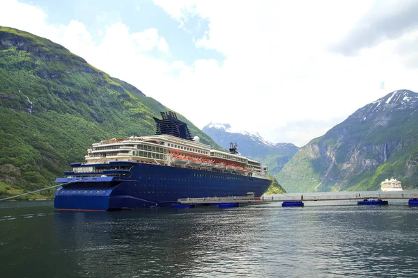 Geiranger Fjord, Ferry, Mountains. Hermosa naturaleza Noruega panorama — Foto de Stock