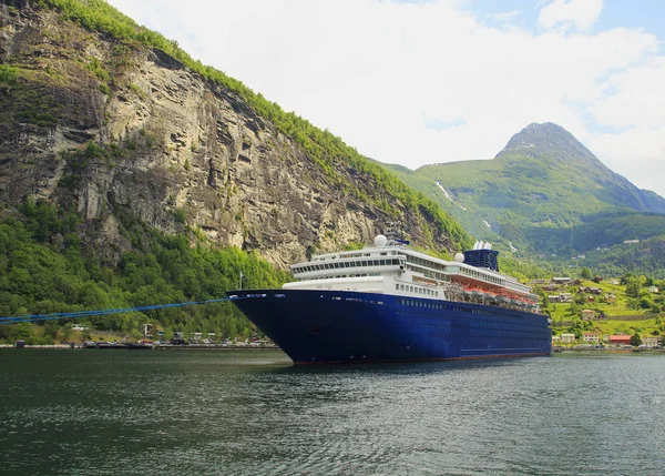 Geiranger Fjord, Ferry, Mountains. Hermosa naturaleza Noruega panorama — Foto de Stock