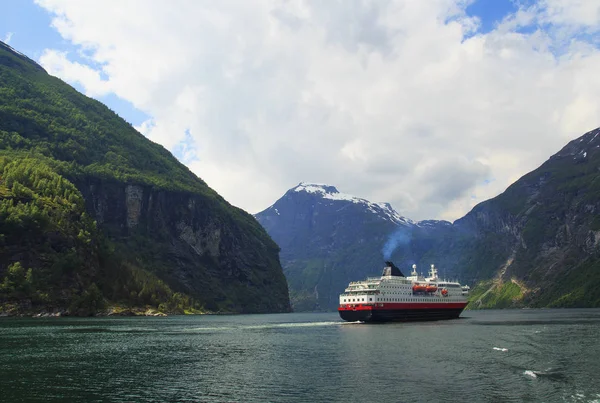 Geiranger Fjord, Fähre, Berge. schöne norwegische Natur — Stockfoto