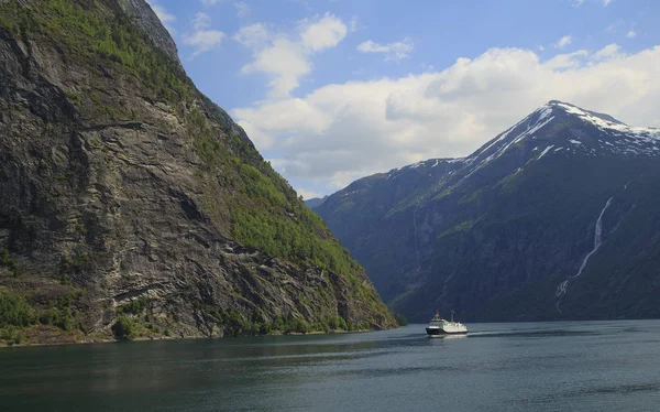 Geiranger Fjord, Fähre, Berge. schöne norwegische Natur — Stockfoto